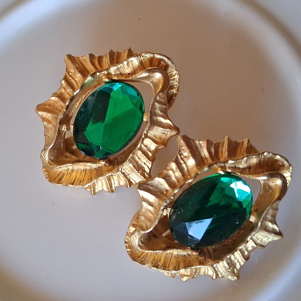 Vintage Clip-on Gold-Tone Earrings with Emerald Green - Picture 10 of 13